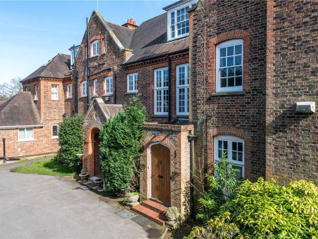 Oatlands Chase, Weybridge KT13 3 bed maisonette to rent £2,500 pcm £577 pw
