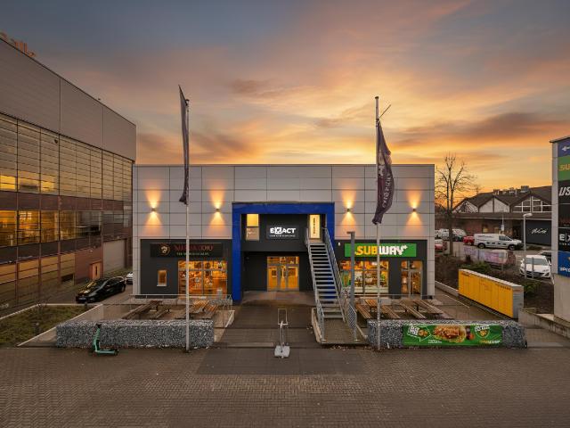 OB NÄHE CENTRO: MODERNES, VOLL VERMIETETES ENTERTAINMENT CENTRUM MIT PARKPLÄTZEN ZU VERKAUFEN