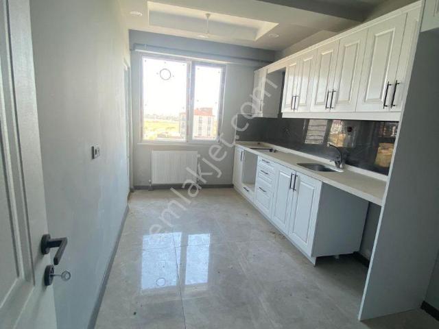 Çobançeşmede Ebeveyn Banyolu 2+1 Sıfır Daire