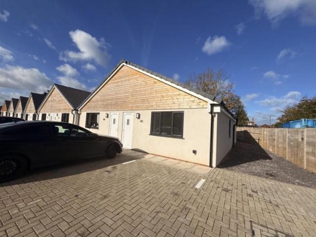 Obelisk Close, Holbury SO45, 2 bed bungalow to rent, £1,450 pcm | PrimeLocation