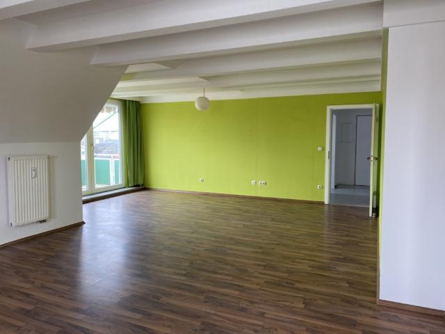 Oben wohnen. Dachgeschoss Wohnung mit sonnigem Balkon.