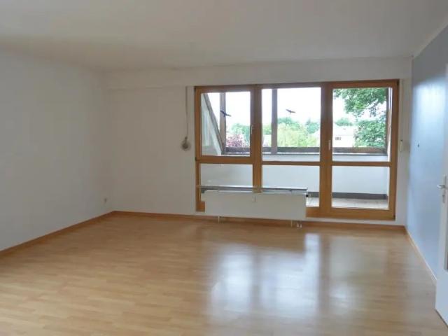 Oben Wohnen. mit herrlicher Aussicht. Großzügige Dachgeschosswohnung mit Loggia
