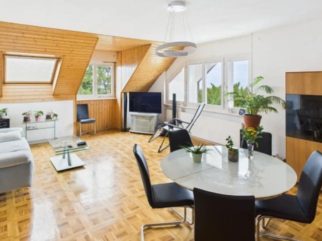 Obergeschoss 3,5 Zimmer Wohnung mit Aufzug in St Légier la