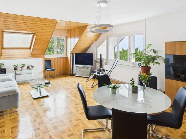 Obergeschoss 3,5 Zimmer Wohnung mit Aufzug in St Légier la