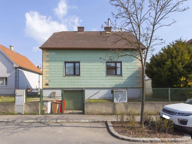 Oberlaaerstraße renovierungsbedürftiges Einfamilienhaus mit Garage