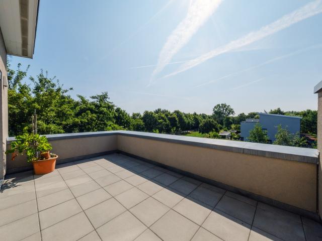 Oberneuland: Neuwertiges Reiheneckhaus mit Grünblick, Dachterrasse – provisionsfrei