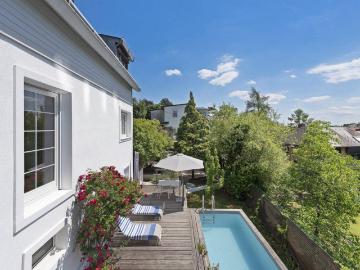 Obersievering: Idyllisch gelegenes Einfamilienhaus mit Pool in erhöhter Aussichtslage