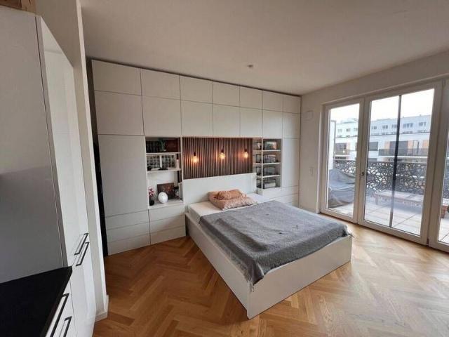 Oberste Etage, bester Ausblick: Friedrichshain trifft Fernsehturm Skyline