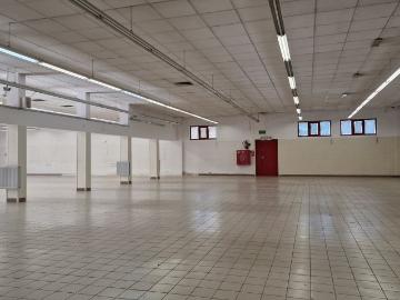 Obiekt komercyjny 660 m² z dużą halą i parkingiem
