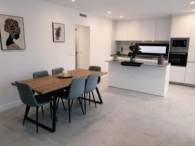 OBRA NUEVA EN ZONA TRANQUILA CON PISCINA Y PARKING PRIVADO