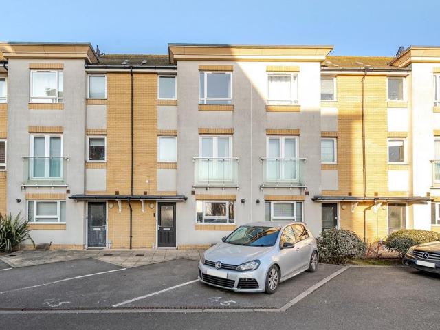 Observatory Way, Ramsgate, CT12 3 bed terraced house to rent £1,500 pcm £346 pw