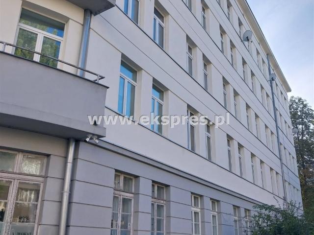 Na sprzedaż przestronne 3 pokojowe mieszkanie w kamienicy