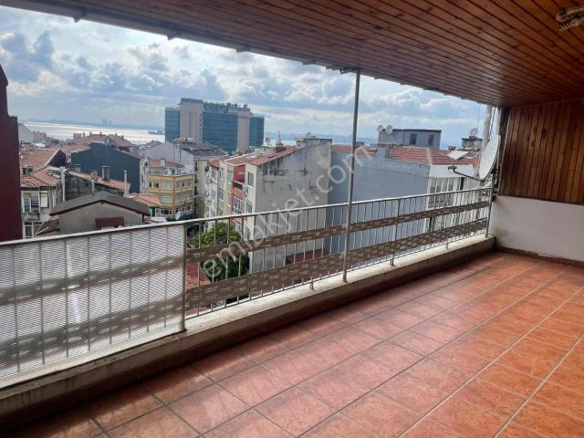 Odak Emlak'tan Moda Caddesi'nde Asansörlü, Manzaralı Teras Katı
