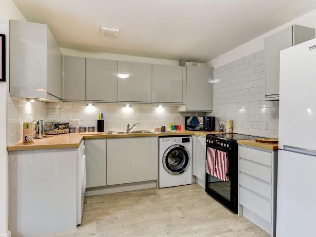 Odins Road, Bath BA2 6 bed house to rent £5,330 pcm £1,230 pw
