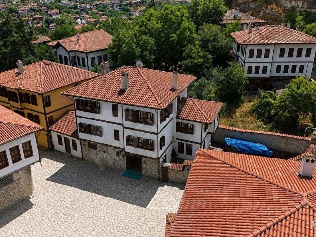 ÖDÜLLÜ TARİHİ OSMANLI KONAĞI SATILIK BAHÇELİ BUTİK OTEL