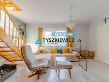 Komfortowy dom bliźniaczy z panelami słonecznymi i dużą działką