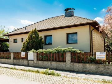 OEYNHAUSEN im Bezirk Baden: voll unterkellerter BUNGALOW: mit sehr großem Garten!