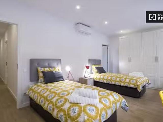 Barato Cama en alquiler en apartamento de 5 dormitorios, Sants.