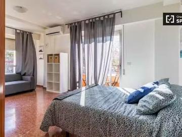 ¡En alquiler! Amplia habitación en apartamento de 5 dormitorio.