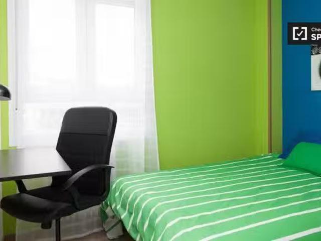 ¡Recién llegado! Amplia habitación en piso compartido en Alcal.