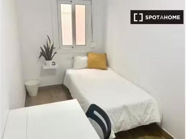 ¡Recién llegado! Acogedora habitación en apartamento de 4 dorm.