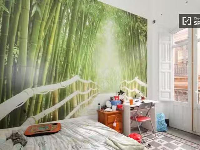 ¡Renta! Alquiler de habitaciones en apartamento de 6 dormitori.