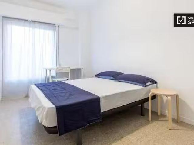 Bonito Alquiler de habitaciones en apartamento de 6 habitacion.
