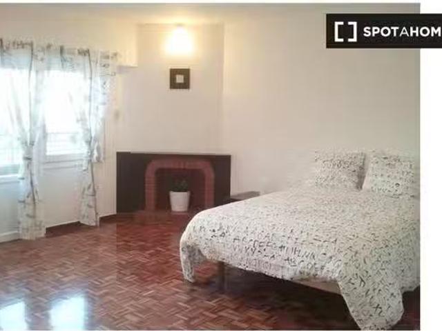 Acogedor Alquiler de habitaciones en piso de 6 dormitorios en.