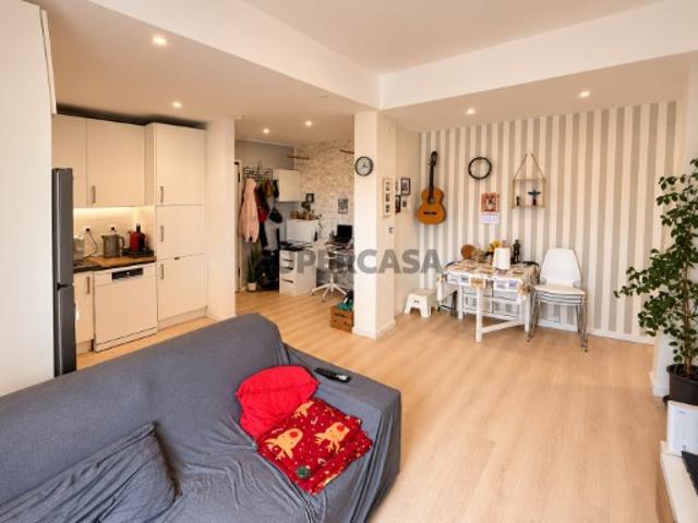 Oferta da Escritura | Apartamento T2 Remodelado | Santo António da Caparica