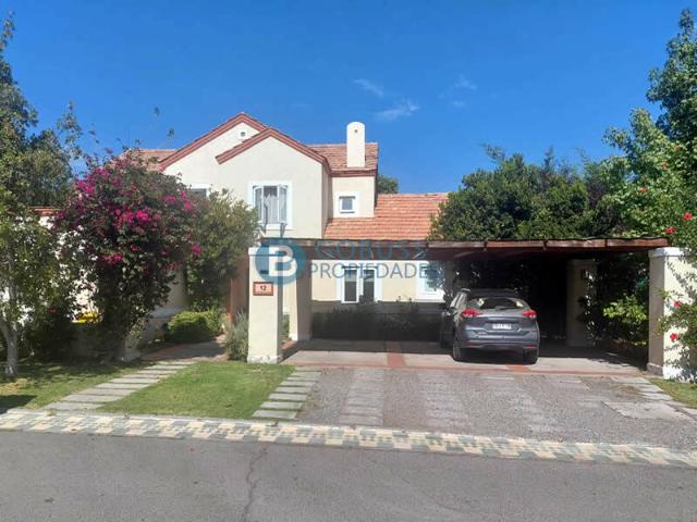 Oferta en comisión 0,5%. Casa en exclusivo condominio Las Bandadas sector Piedra Roja