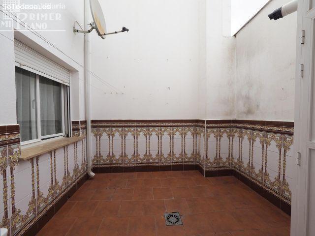 ¡Oferta en venta en Tomelloso! Casa adosada céntrica, amplia y luminosa