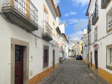 Moradia T6 Duplex Remodelada no Centro Histórico de Évora