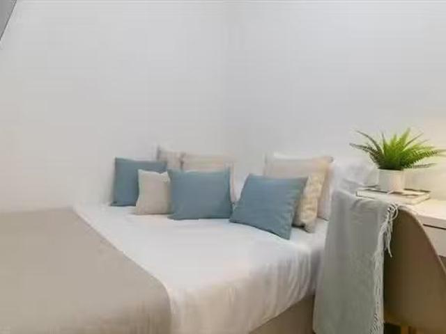 ¡Recién llegado! Habitación en 254 Carrer de Padilla