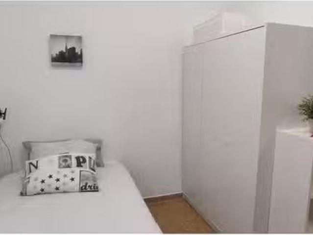 Bonito Habitación en un piso compartido de 6 habitaciones en Z.