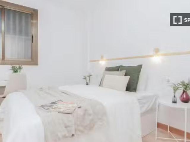 Nuevo Habitación en apartamento de 7 habitaciones en alquiler.