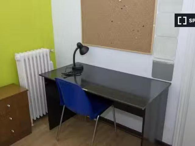 Único Habitación en apartamento de 9 habitaciones en Malasaña.