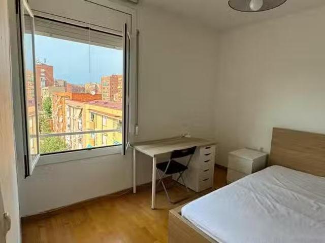 ¡Oferta! Habitación en Avinguda de Josep Tarradellas