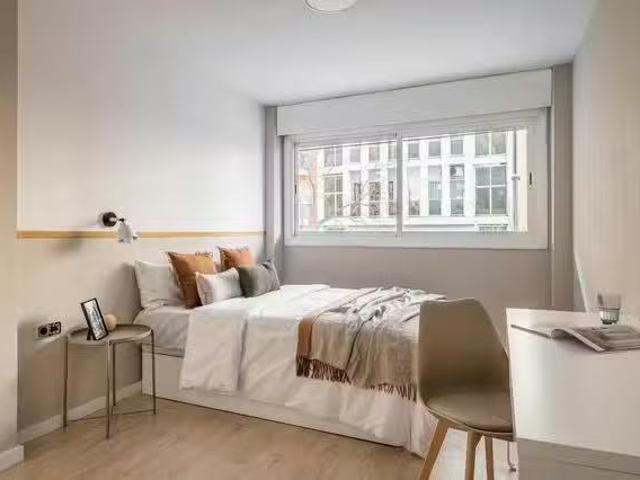 Bonito Habitación en Avinguda de la Mare de Déu de Montserrat.