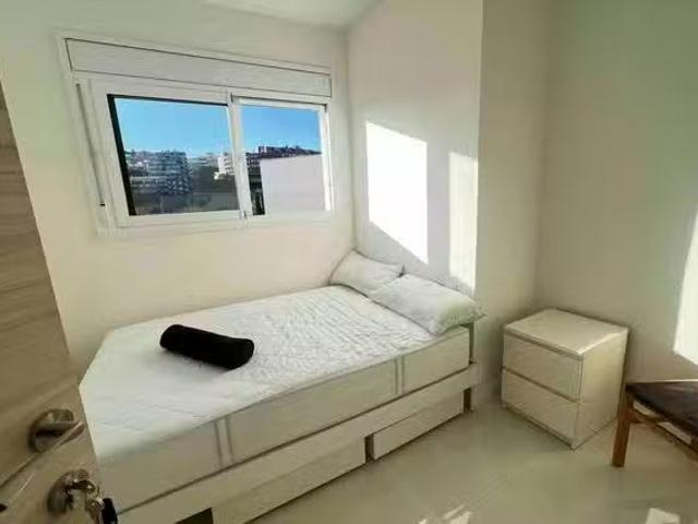 ¡Recién llegado! Habitación en Avinguda del Cardenal Vidal i B.