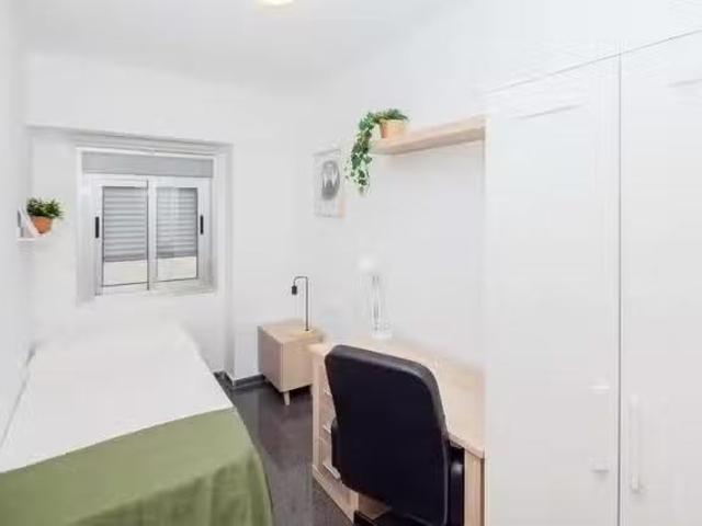 ¡Oferta! Habitación en Avinguda del Port