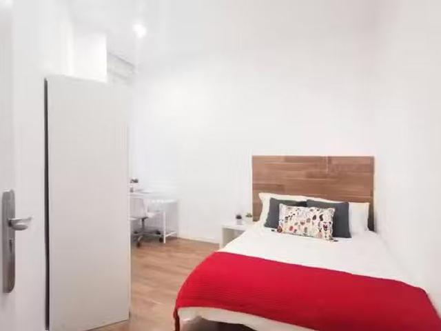 ¡Oferta! Habitación en Calle de Valencia, Embajadores