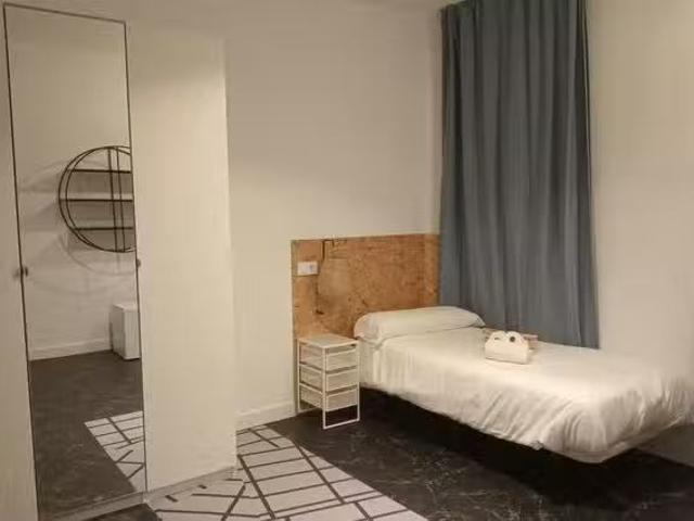 ¡En alquiler! Habitación en Calle de Caracas, Almagro
