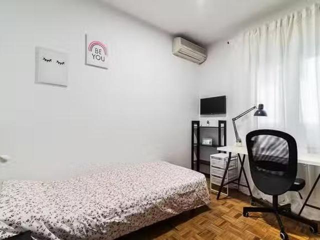 Encantador Habitación en Calle de Juan Bravo, Lista