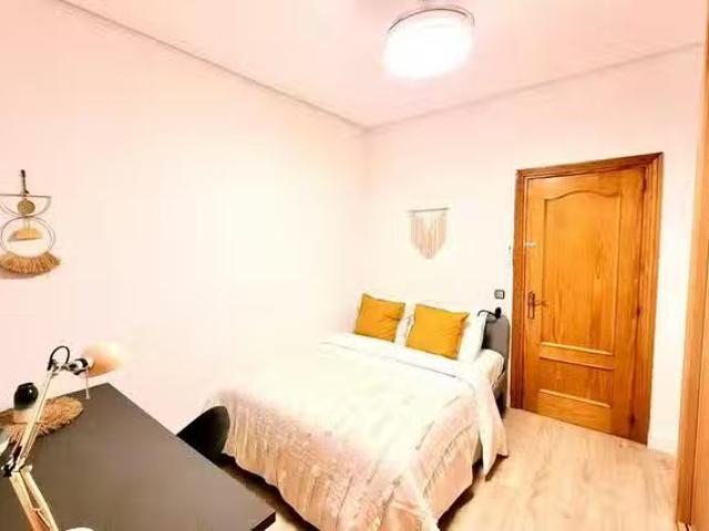 ¡Recién llegado! Habitación en Calle de la Villa, Palacio