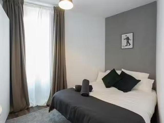 ¡Oferta! Habitación en Calle de los Caños del Peral, Centro