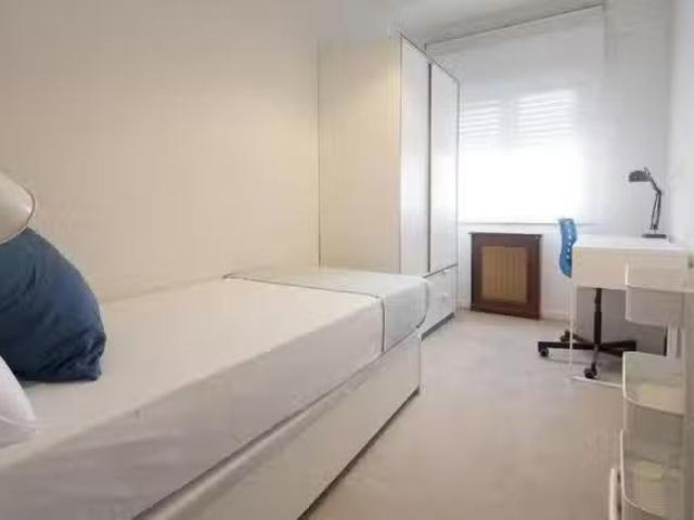 Encantador Habitación en Calle de Mauricio Legendre, Castilla