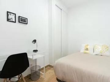 Bonito Habitación en Calle de Santa Isabel, Embajadores