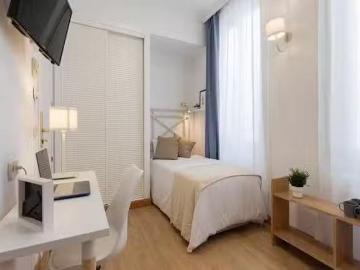 Único Habitación en Calle de San Lorenzo, Justicia