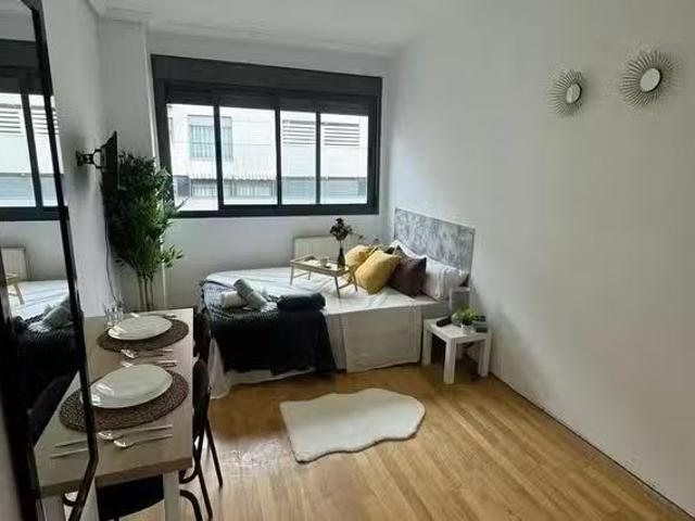 Bonito Habitación en Calle del Pintor Lucio Muñoz, Hortaleza