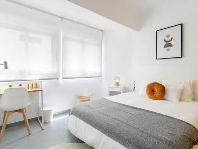Acogedor Habitación en Calle José María Py, Ensanche Diputación